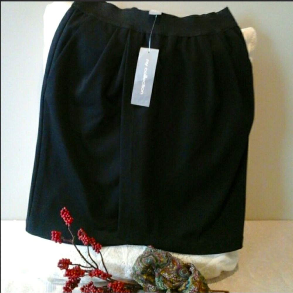 Elegant black skirt with side pockets 🌷